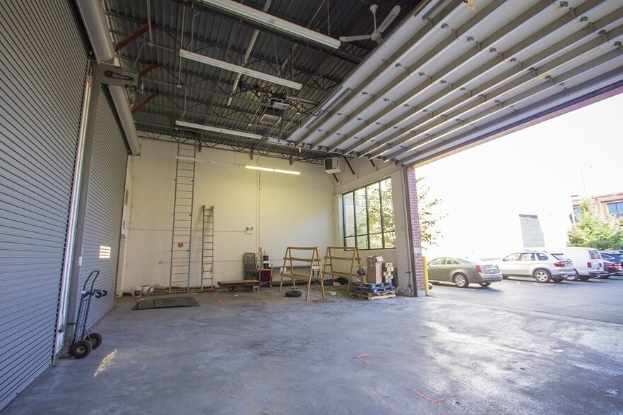 More Photos Of 1621 W Carroll Ave, Chicago Manufacturing For Lease