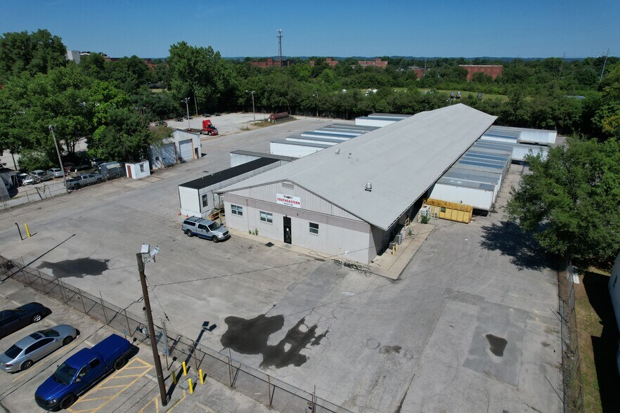 More Photos Of 2220 S 7th St, Louisville Truck Terminal For Lease