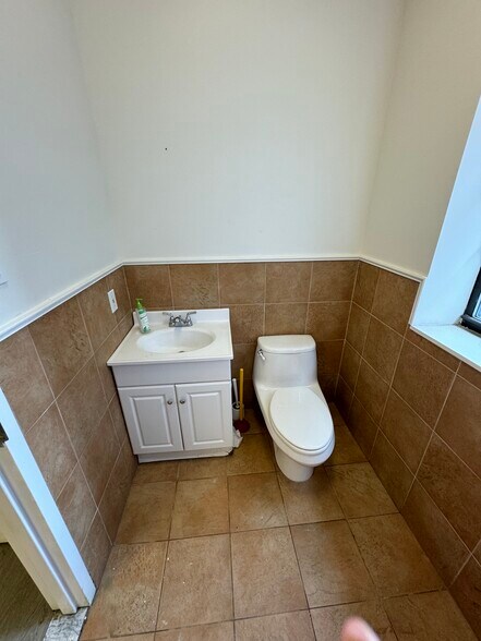 More Photos Of 3 Whale Sq, Brooklyn Warehouse For Lease