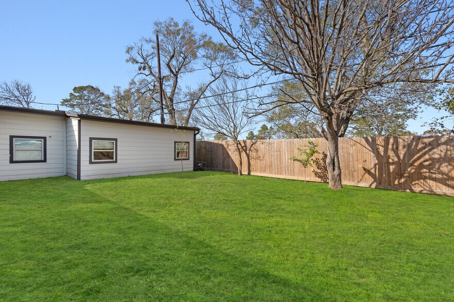 More Photos Of 15605 Woodforest Blvd, Channelview Office For Lease