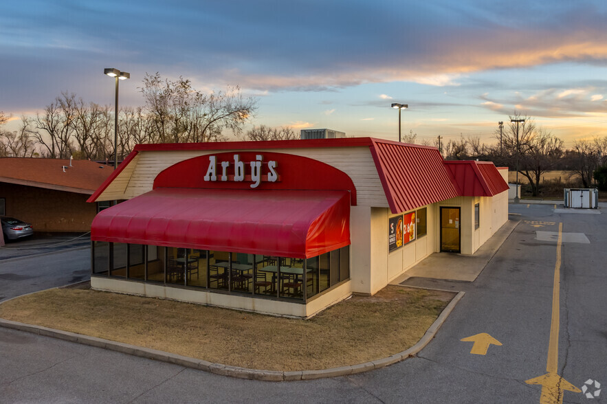 Primary Photo Of 8 E Main St, Yukon Fast Food For Lease