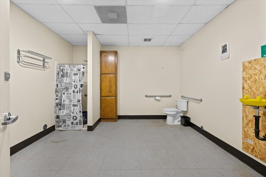 More Photos Of 1501 Sage Rd, Medford Warehouse For Sale