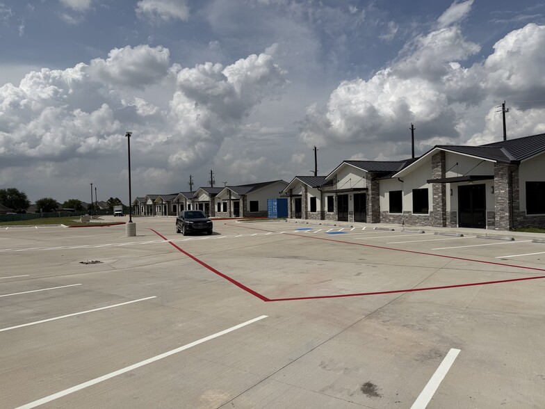 More Photos Of 1849 Forest Park Ln, Pearland Medical For Sale