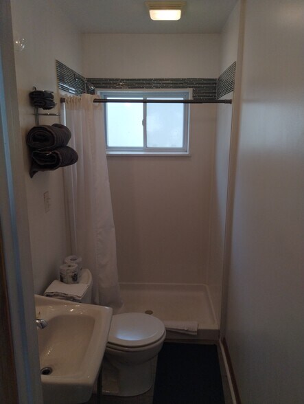 More Photos Of 3107 W Lake Rd, Erie Hotel For Sale