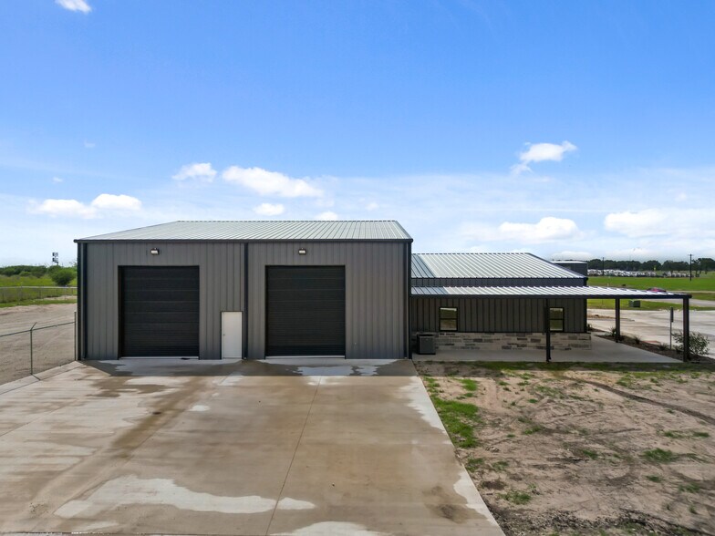 More Photos Of 4084 Gulfstream Dr, Bryan Warehouse For Sale