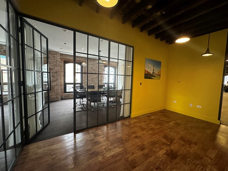 More Photos Of 646-648 N Clark St, Chicago Office For Lease