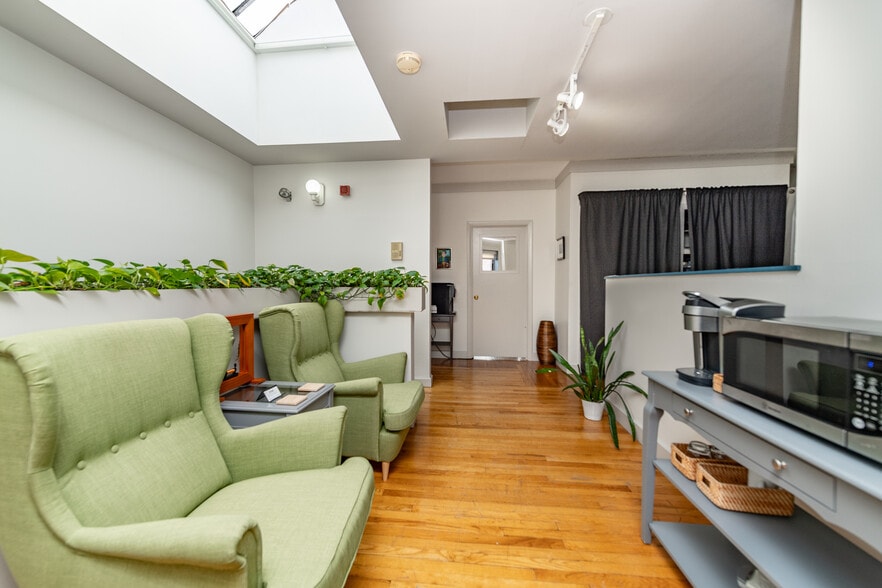 More Photos Of 297 Newbury St, Boston Storefront Retail Office For Sale