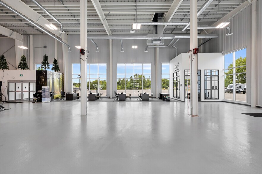 More Photos Of 663 Stewart Blvd, Brockville Showroom For Sale