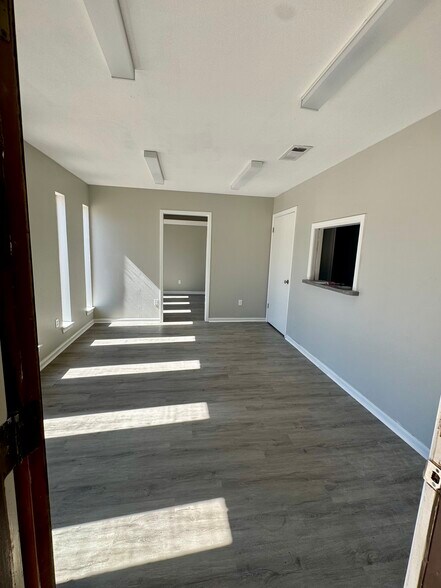 More Photos Of 414 W House St, Alvin Medical For Lease
