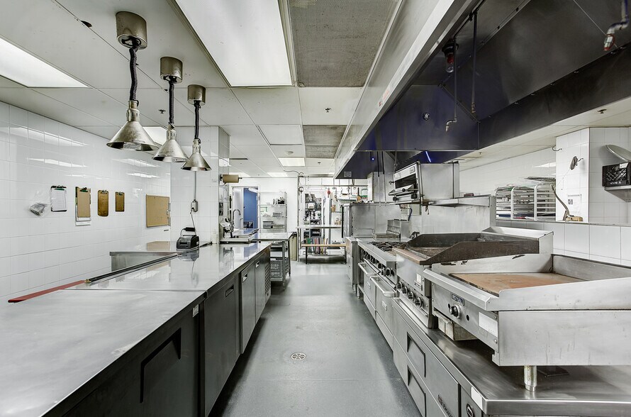 More Photos Of 22 Rue Ste-Catherine E, Montréal Office For Sale