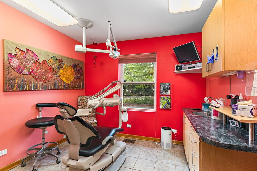 More Photos Of 712 W Main St, West Dundee Medical For Sale