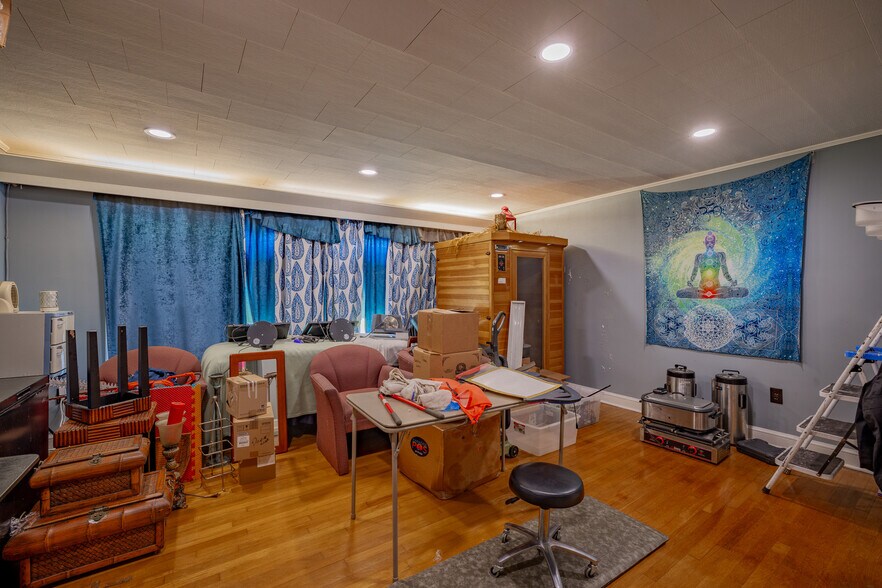 More Photos Of 1840 Volunteer Pky, Bristol Storefront Retail Residential For Sale