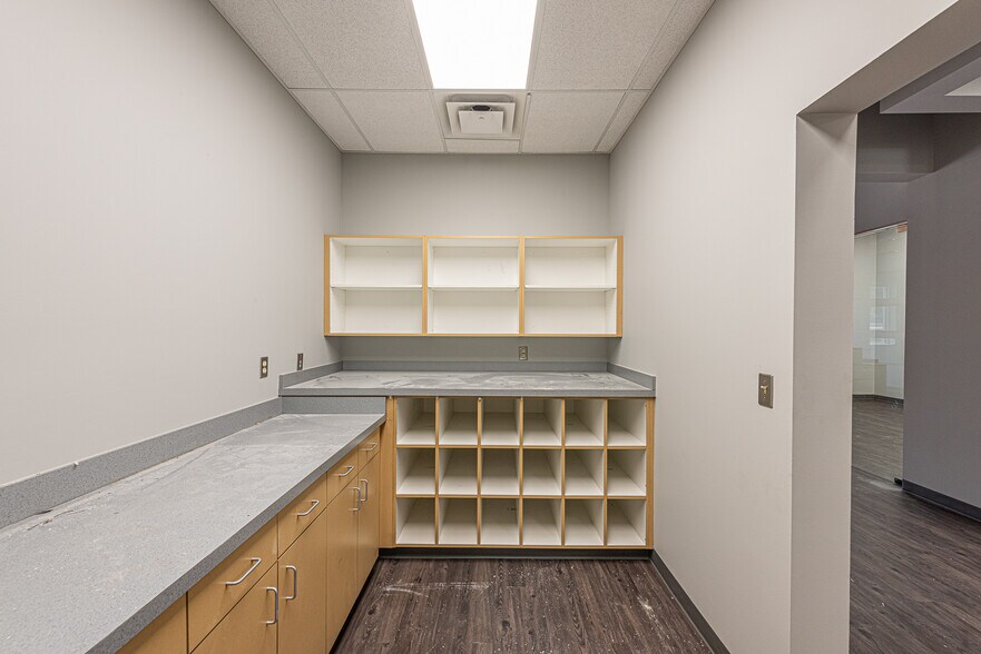 More Photos Of 5501 Pinnacle Point Dr, Rogers Office For Lease