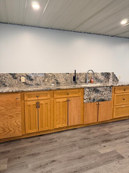 More Photos Of 1542 Industrial Dr, Shawano Showroom For Lease