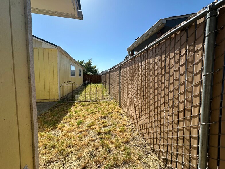 More Photos Of 945 Alder Dr N, Salem Office For Lease