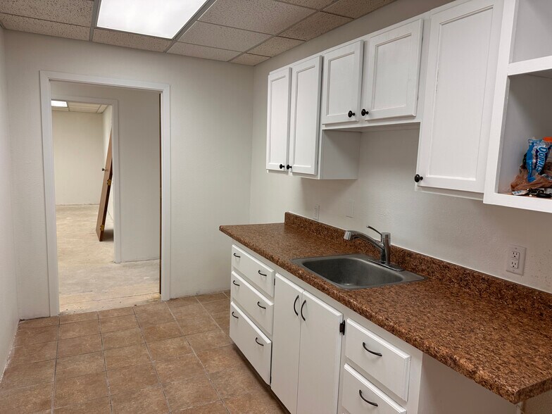 More Photos Of 1011 E 7th St, Odessa Office For Lease