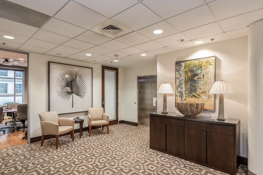More Photos Of 217 S Tryon St, Charlotte Office For Sale