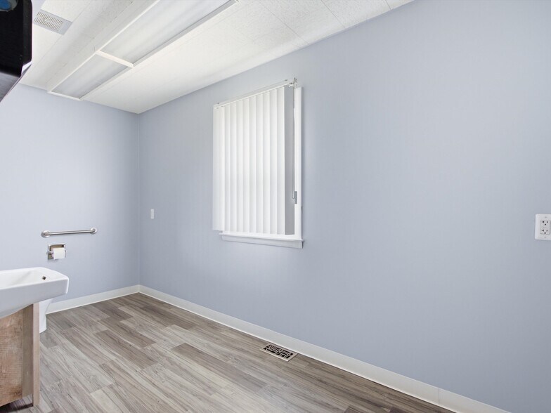 More Photos Of 35000-35008 Division Rd, Richmond Medical For Sale