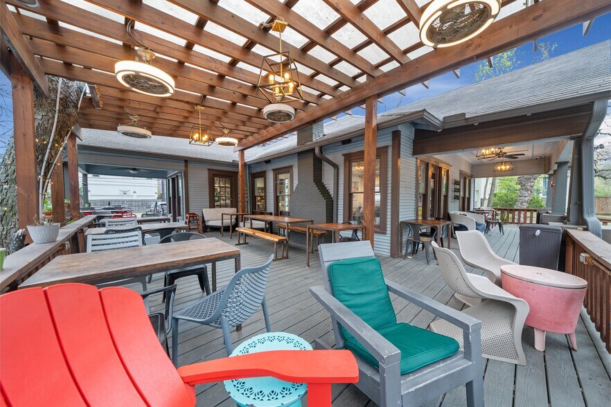 More Photos Of 1030 Heights Blvd, Houston General Retail For Sale