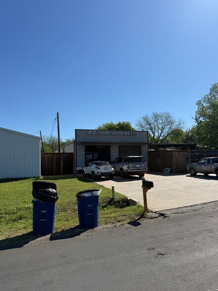 More Photos Of 504 N Breckenridge St, Ennis Warehouse For Sale