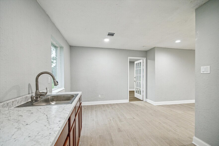 More Photos Of 28011 High Meadow Rd, Tomball Office Residential For Lease
