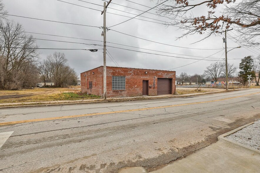 More Photos Of 1302 E Blaine St, Springfield Flex For Lease