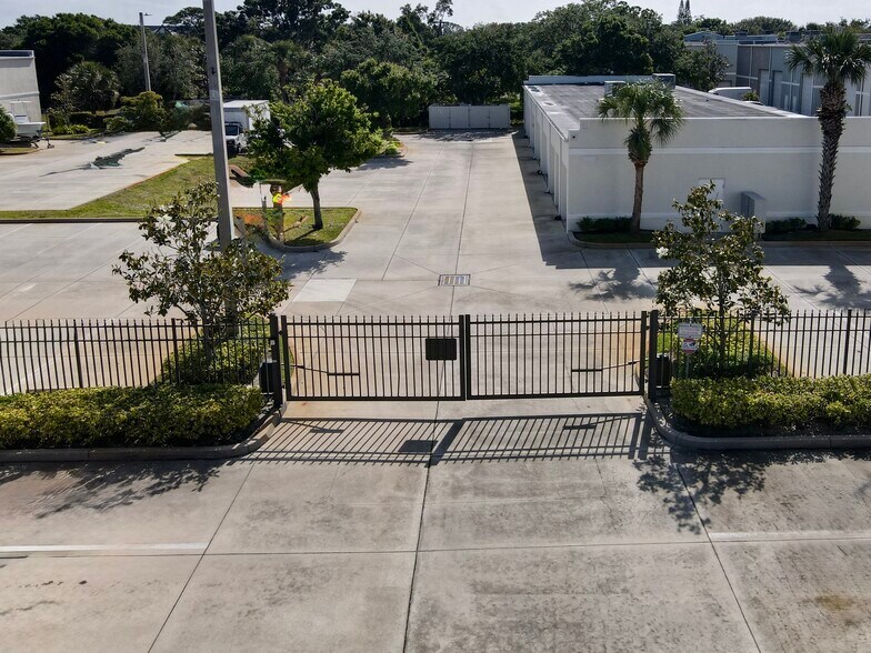 More Photos Of 2230 12th Ave, Vero Beach Self Storage For Lease