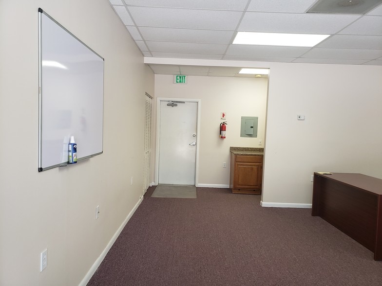 More Photos Of 3390 N Courtenay Pky, Merritt Island Warehouse For Lease