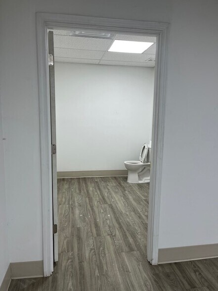 More Photos Of 5050 E 38th St, Indianapolis Unknown For Lease