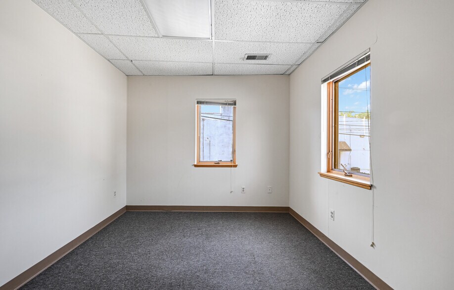 More Photos Of 15 Rockland Ter, Verona Office For Lease