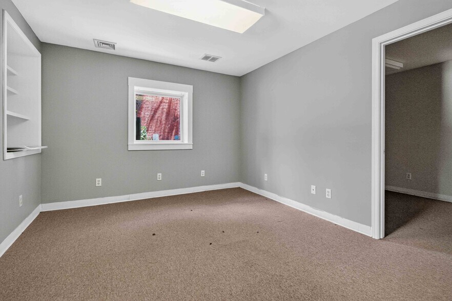 More Photos Of 38 Sycamore St, Jefferson Office For Sale