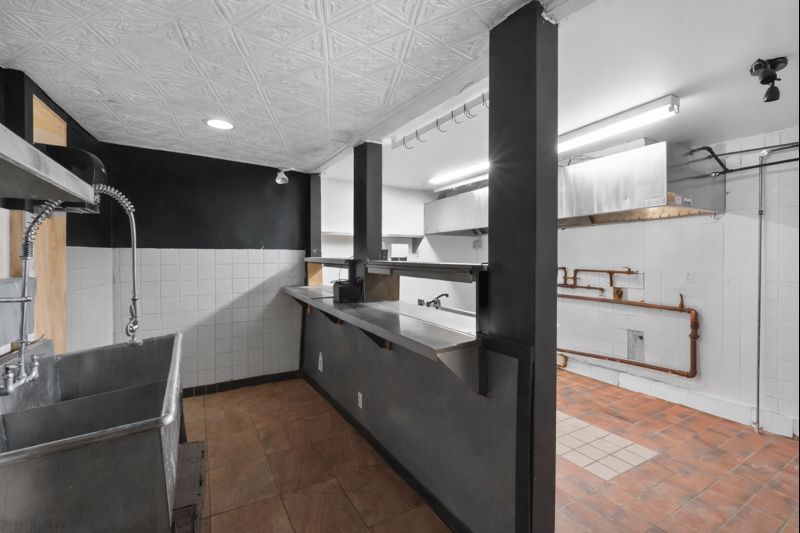 More Photos Of 2070 St Saint-Denis, Montréal General Retail For Lease