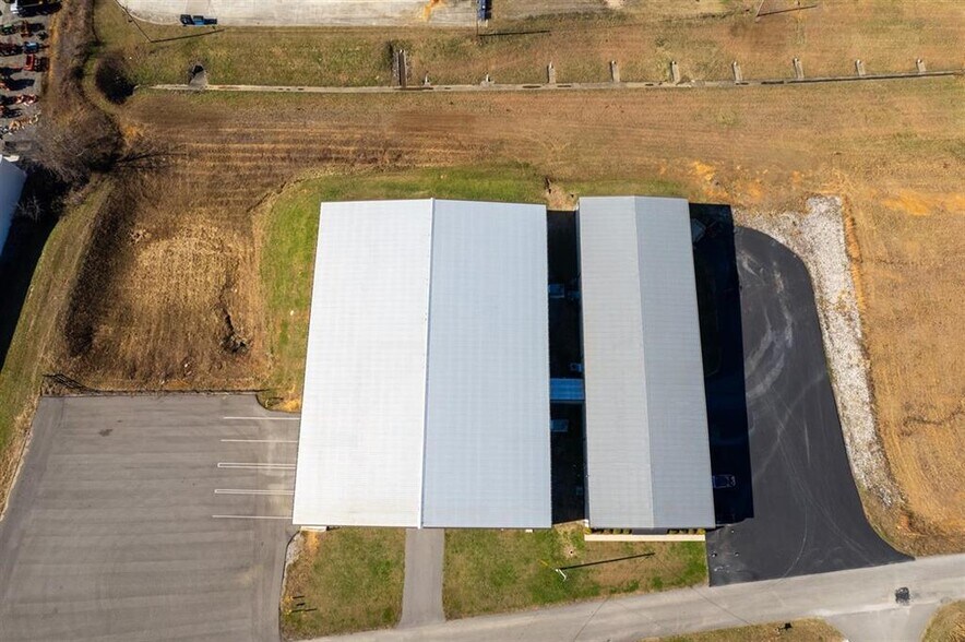 More Photos Of 252 Commerce Dr, Tompkinsville Warehouse For Sale