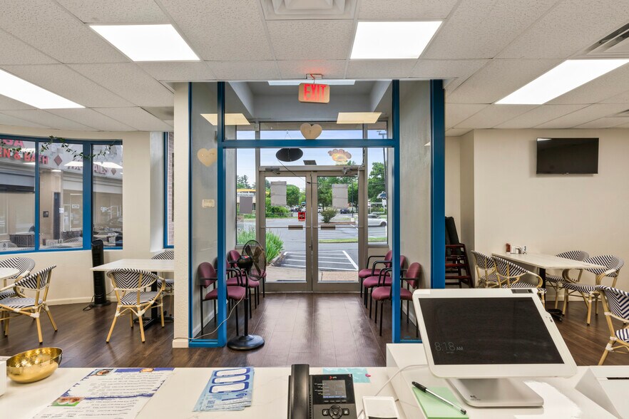 More Photos Of 322-323 W Lee Hwy, Warrenton Freestanding For Lease