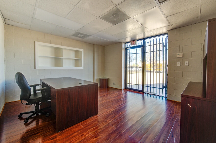 More Photos Of 9399 Summerbell, Houston Warehouse For Lease