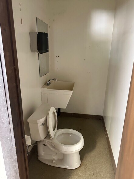 More Photos Of 352-360 W Kentucky Ave, Woodland Warehouse For Sale