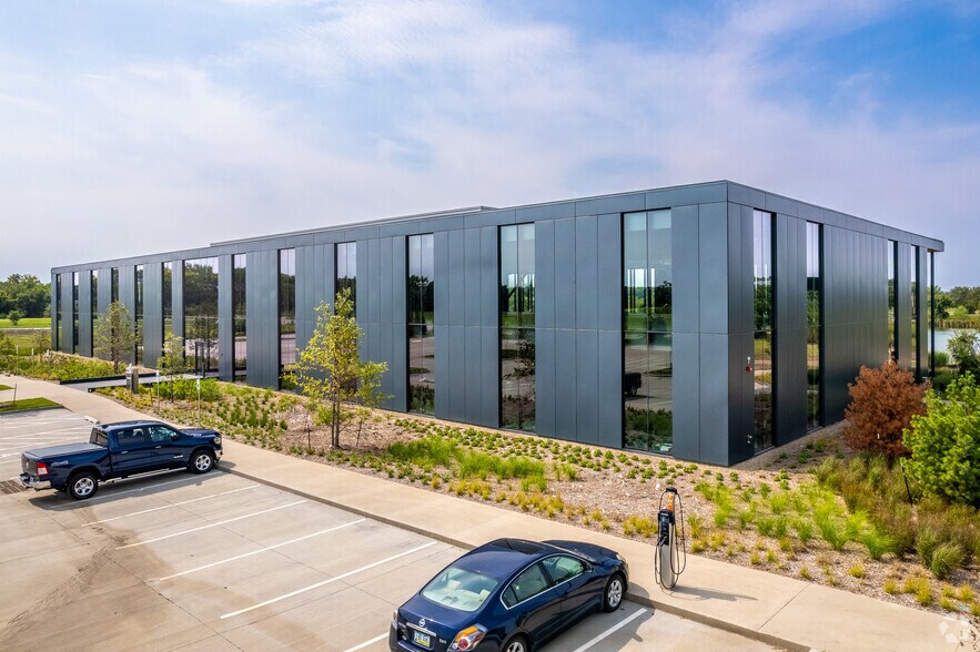More Photos Of 5745 Raccoon River Dr, West Des Moines Office For Lease