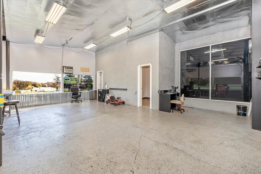 More Photos Of 9827 Hansonville Rd, Frederick Auto Repair For Sale