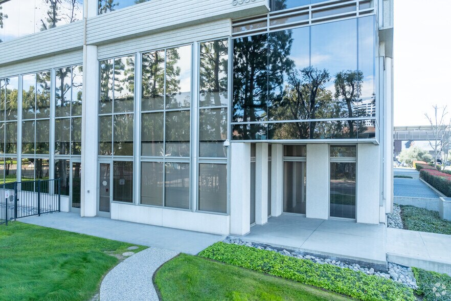 More Photos Of 6303 Owensmouth Ave, Woodland Hills Office For Lease