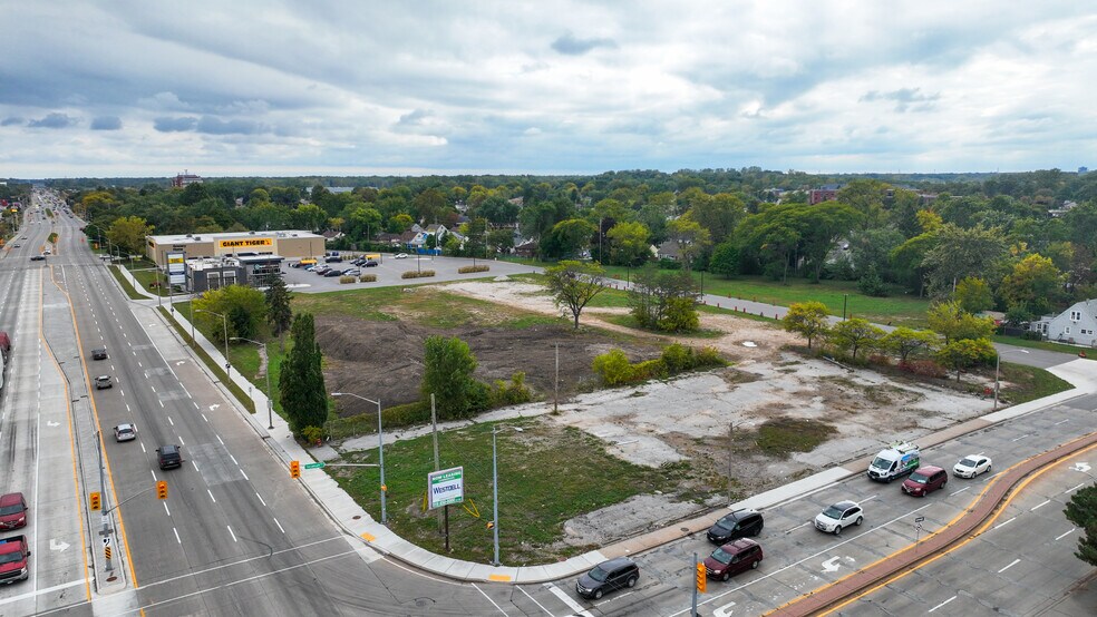 Primary Photo Of 1475 Huron Church Rd, Windsor Freestanding For Lease