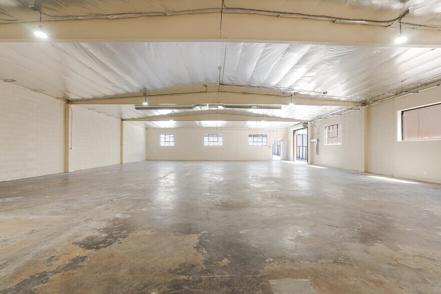 More Photos Of 13755-13761 Saticoy St, Panorama City Warehouse For Lease