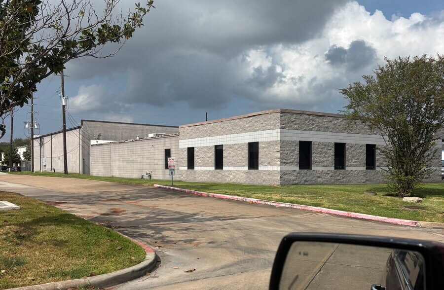 More Photos Of 12810 Century Dr, Stafford Showroom For Lease