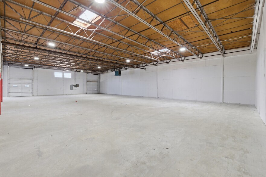 More Photos Of 13908-13910 Distribution Way, Farmers Branch Distribution For Lease