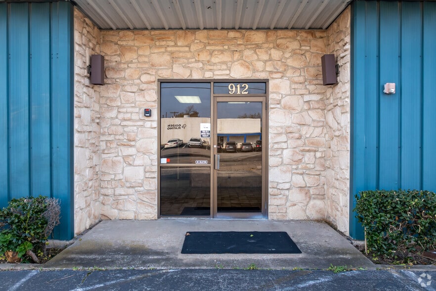 More Photos Of 912 E Walnut St, Garland Manufacturing For Lease