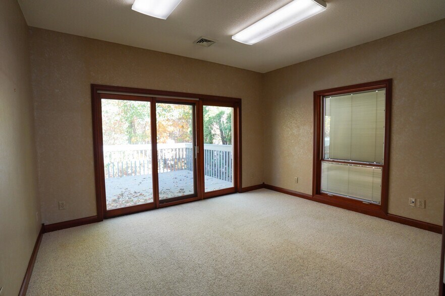 More Photos Of 328 Northpoint Ave, Huntington Office Residential For Lease