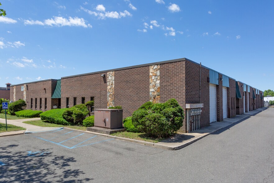 More Photos Of 36 Carlough Rd, Bohemia Warehouse For Lease