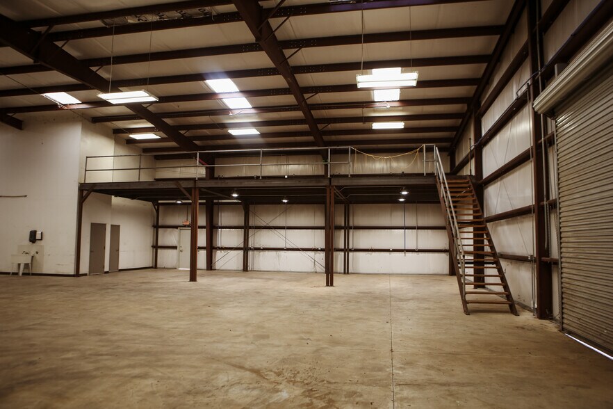 More Photos Of 2103 Longwood Dr, Brenham Warehouse For Lease