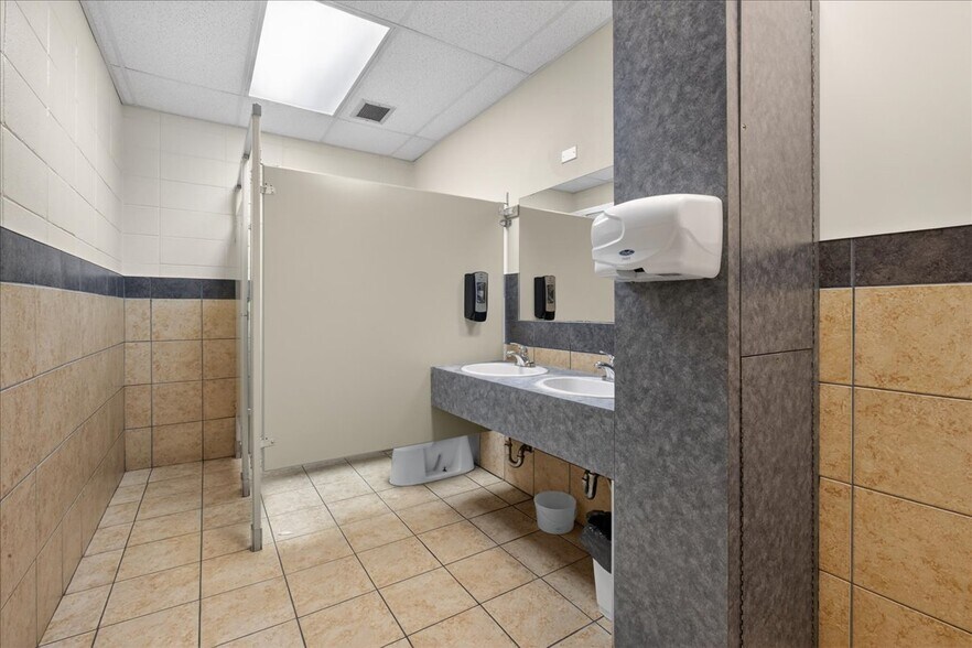 More Photos Of 11831 123 St NW, Edmonton Office For Sale