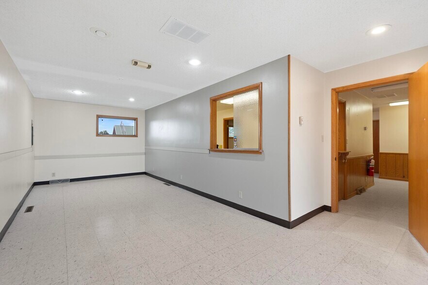 More Photos Of 327 E Airport Dr, Carthage Medical For Sale