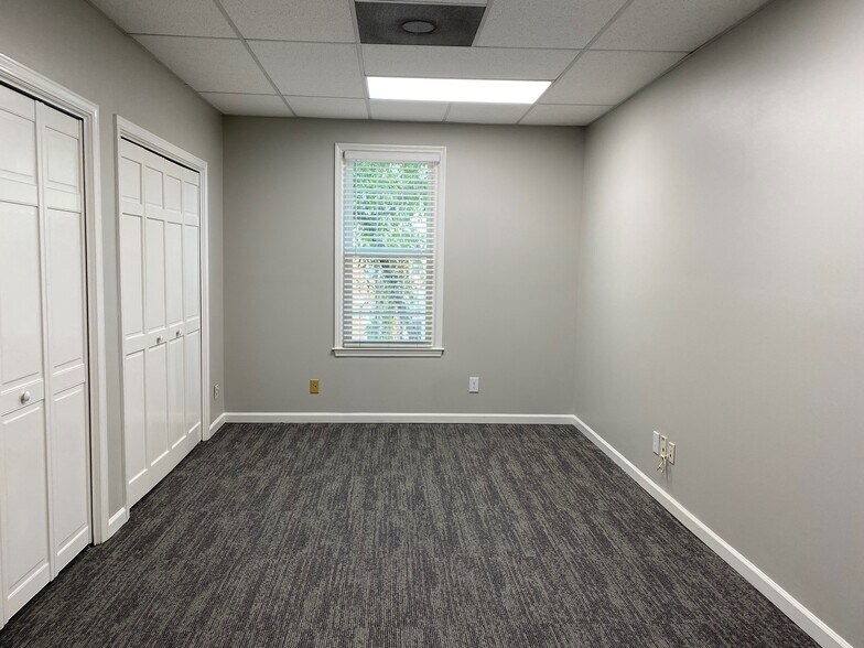 More Photos Of 690 Village Trce NE, Marietta Office For Lease
